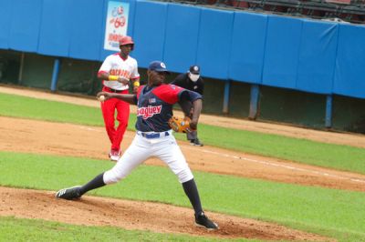 Camagey minimiza a campen en inicio beisbolero cubano.