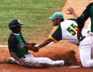 Campen se juega la vida contra Cienfuegos en bisbol cubano
