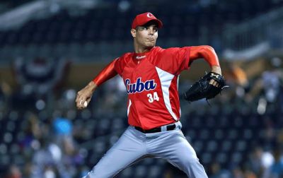 Los Cardenales firman al derecho cubano Hctor Mendoza.