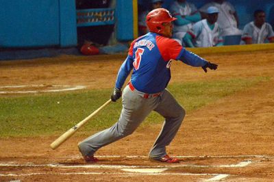 Carlos Bentez, mayor jonronero con bases llenas.