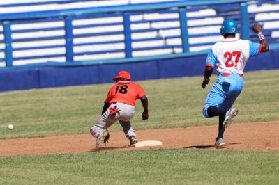 Centrales sale delante ante Portuarios en lite del Beisbol.