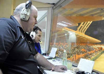 Luis Csar Valds canta strikes en cabina