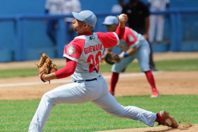 Ciego de vila, slido lder del beisbol de Cuba.