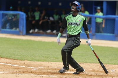 Cienfuegos corta racha negativa y se afirma en zona de playoffs de la 64 Serie Nacional de B�isbol.
