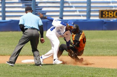 Cienfuegos hunde ms a Santiago con su cuarta derrota consecutiva en la Serie Nacional de Bisbol.