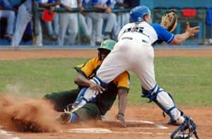 Con el clásico de occidente reinicia LIV torneo de béisbol en Cuba