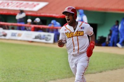 Cocodrilos de Matanzas aplastan a Industriales y toman ventaja 2-0 en semifinales de la Serie Nacional.