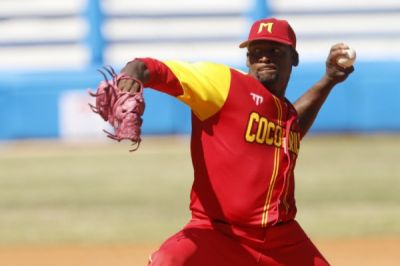 Cocodrilos de Matanzas golpean primero en la final de la 64 Serie Nacional de B�isbol tras vencer a Las Tunas.