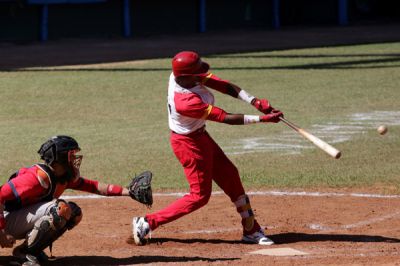 Cocodrilos de Matanzas noquean a Artemisa y se afianzan en la cima de la Serie Nacional de Bisbol.