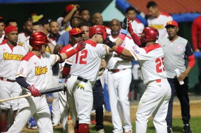 Cocodrilos toman ventaja en play off beisbolero.