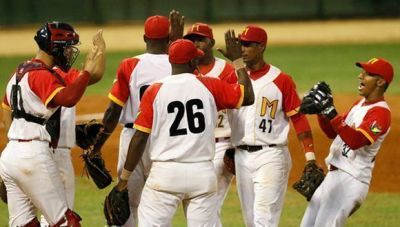 Cocodrilos vencen a Alazanes 7-1 en postemporada del bisbol.