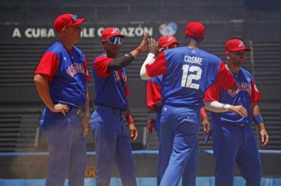 Confiscan juego a Industriales por utilizar bateador no autorizado.