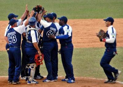 Consigue Holgun tripleta indita en el bisbol cubano