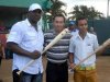Cubano Joan Carlos Pedroso recibe bate donado por Gerardo Hernández