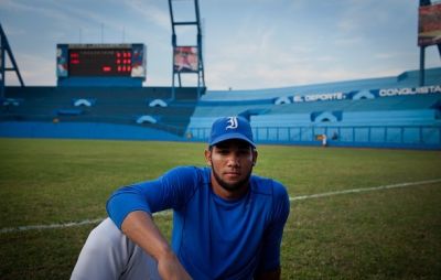 Cubano Lourdes Gurriel Jr. acuerda con Azulejos por siete aos.