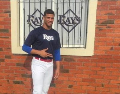 El cubano Sandy Gastn firma con los Rays de Tampa Bay.