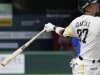 Cubanos en acción en liga japonesa profesional de béisbol.