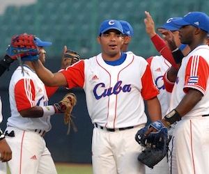 Cubanos ganan 13-1 a universitarios del Carmen