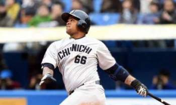 Dayan Viciedo conecta su primer vuelacercas ante Hanshin.