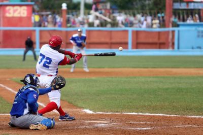 Denis Laza entra en el club 10-10 del béisbol cubano, aunque Mayabeque pierde por alineación indebida.