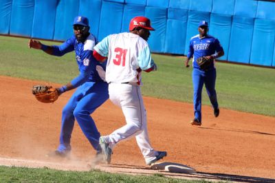 Directivos de la Serie Nacional de Beisbol investigan sobre irregularidades.