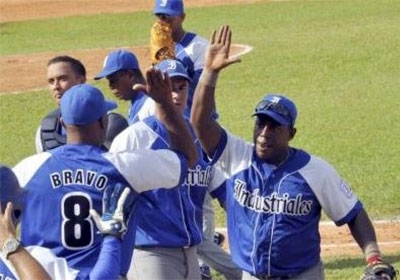 Doble victoria catapulta a Industriales en Serie Nacional de bisbol