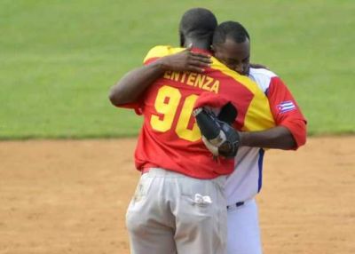 Un enorme Erlis gua xito de Cazadores en lite del Beisbol.