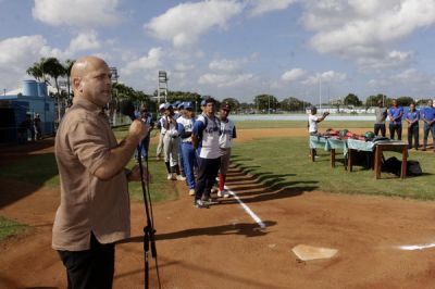 Entregan donativo a equipo de beisbol del Cerro.