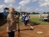 Entregan donativo a equipo de beisbol del Cerro.