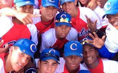 Equipo de bisbol Marineros de Lotte contrata a prospectos cubanos.