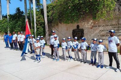 Equipo santaclareo abanderado rumbo a la Serie Latinoamericana de Pequeas Ligas en Mxico.