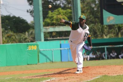 Erlis Casanova llega a 100 victorias en beisbol de Cuba.