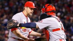 Un error y sencillo de Beltrán nivelan la serie StL-Boston