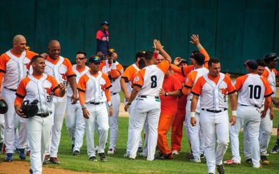 Una escoba naranja limpi el Cndido Gonzlez.