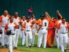 Una escoba naranja limpió el Cándido González.