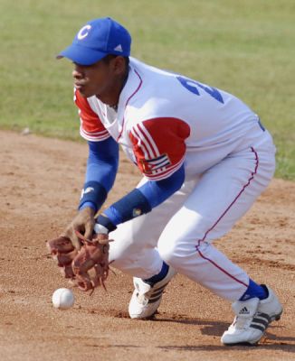 Estelar Hctor Olivera regresa al bisbol tras larga enfermedad