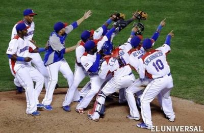 El presidente dominicano felicita a los Tigres del Licey, campeones del torneo de bisbol