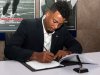 Firma Andy Rodríguez contrato con Halcones de Softbank.