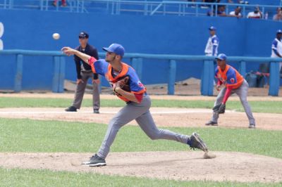 Gallos fuerzan sptimo juego en play off beisbolero.