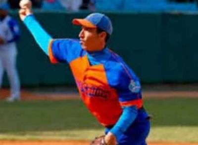 Gallos pican primero y siguen invictos en juegos de comodines.