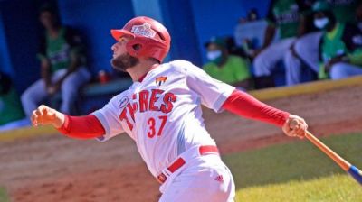 Gallos y Tigres extienden abrazo en cspide beisbolera cubana.