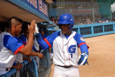 Granma y Artemisa asedian la cima del bisbol cubano
