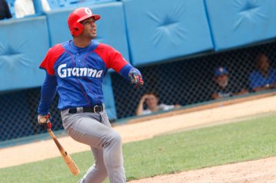 Granma eslabona 10 triunfos en bisbol cubano.