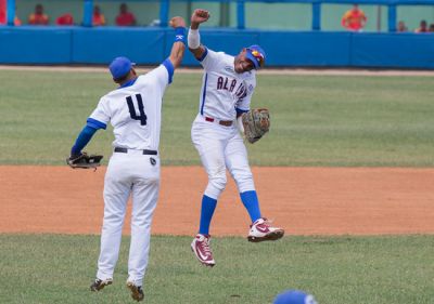 Granma gana el doble juego y se acerca a Pinar del Rio.