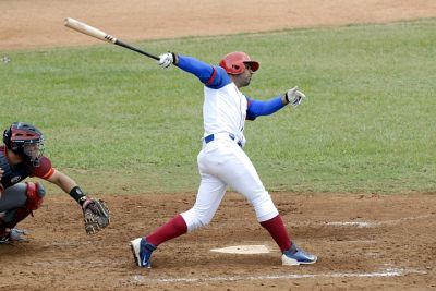 Granma pasa un sofocn pero iguala semifinal del beisbol cubano.