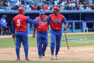 Granma, Pinar y Matanzas ganan en cruces del beisbol cubano.