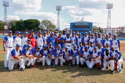 Granma-Villa Clara, duelo inaugural de campeonato cubano de bisbol.