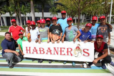 En Miami equipo de nios cubanos apadrinado por Jos Abreu