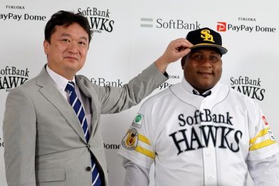 Halcones de Softbank le da la bienvenida de nuevo a Despaigne.