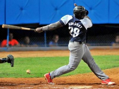 Holgun evit la escoba de Villa Clara en pelota cubana.